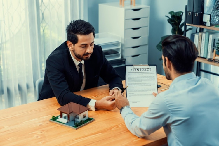 How a Loan Settlement Expert Evaluates Settlement Offers Before Acceptance